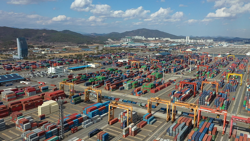The current account surplus in August hit USD 46.11 billion, the second-highest figure in history following the record set in June. Shown is a container terminal at Gwangyang Port in Gwangyang, Jeollanam-do Province. (Yeosu Gwangyang Port Authority)  