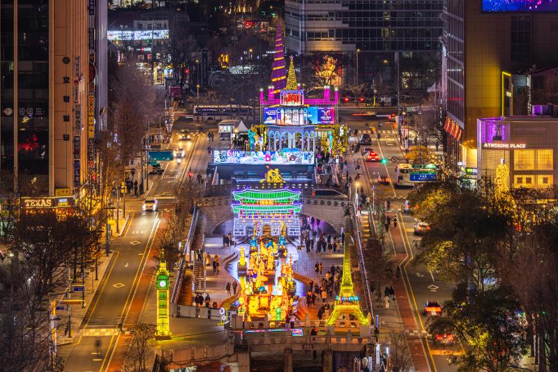 The Seoul Lantern Festival will open on Dec. 12 in and around Cheonggyecheon Stream to warm up the nightscape. Shown is a snapshot of the event last year.