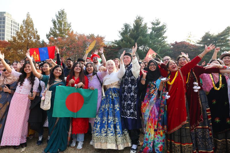 One in 20 people in Korea has expat, naturalized citizen or second-generation immigrant roots. Shown are international students on Nov. 6 attending an event marking Ajou International Day at the lawn area of Ajou University in Suwon, Gyeonggi-do Province. (Lee Jeong-woo)    