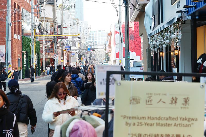 Tourists on Dec. 9 fill a street in Seongsu-dong. 