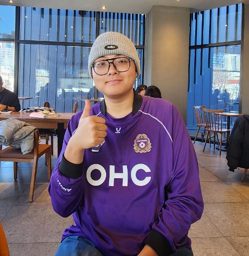 Lee Dong-hoon, owner of the Chizumulu United FC, a third-division team in the African country of Malawi, on Dec. 9 gives a thumbs up after giving Korea.net an interview at a cafe in Busan. (Lee Jihae) 