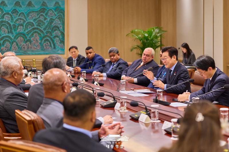 President Lee Jae Myung on Dec. 10 hosts at his office in Seoul a meeting with the foreign ministers of Pacific island countries who visited Korea to attend a meeting of the Pacific Islands Forum. (Office of the President)