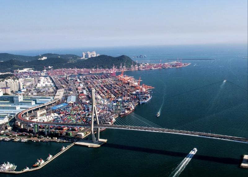 Semiconductor exports this year are projected to exceed USD 165 billion, their second straight year of setting a record high. Shown is North Port of Busan Port. (Busan Port Authority) 