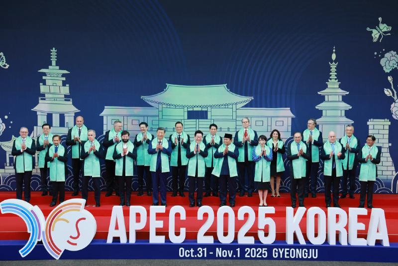 President Lee Jae Myung (sixth from left in front row) on Nov. 1 poses for a group photo with heads of state attending the Asia-Pacific Economic Cooperation Economic Leaders' Meeting at Gyeongju Hwabaek International Convention Center in Gyeongju, Gyeongsangbuk-do Province. (Yonhap News) 