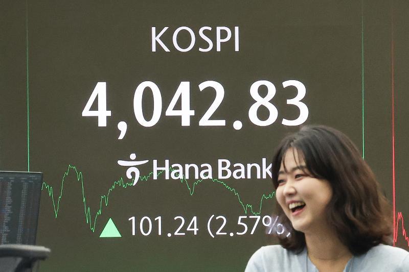 The main stock market KOSPI is displayed on Oct. 27 on an electronic bulletin board at the dealing room of Hana Bank headquarters in Seoul's Jung-gu District. (Yonhap News)