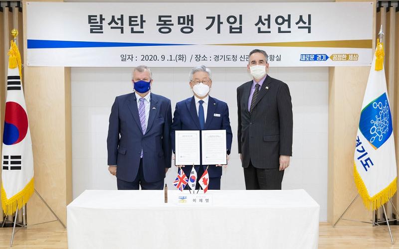Gyeonggi-do Province has produced outstanding results in carbon reduction after joining the PPCA in September 2020. Shown are Gyeonggi-do Gov. (and future President) Lee Jae Myung (center) on Sept. 1, 2020, posing for photos with British Ambassador to Korea Simon Smith (left) and Canadian Ambassador Michael Danagher at the signing ceremony for PPCA entry at the provincial government's headquarters in Suwon, Gyeonggi-do. (Gyeonggi-do Province)  