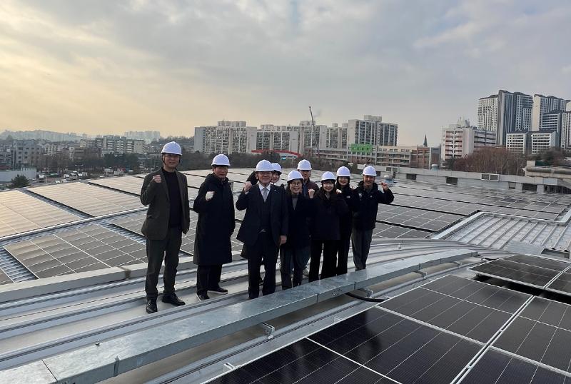 Gyeonggi-do Province as of Dec. 15, 2025, had facilities producing 24.3 megawatts of power, achieving some 90% of its Public RE100 goal. Shown are personnel from the provincial government and the Suwon World Cup Foundation on Dec. 15, 2025, inspecting a solar power plant atop the sports center of Suwon World Cup Stadium in Paldal-gu District of Suwon, Gyeonggi-do Province. (Gyeonggi Provincial Office)  