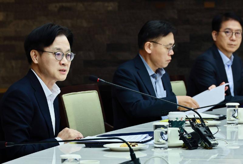 Minister of Trade, Industry and Resources Kim Jung-Kwan (left) on Dec. 22 chairs a meeting with CEOs on the restructuring of the petrochemical sector at the Korean Chamber of Commerce in Seoul's Jung-gu District. (Ministry of Trade, Industry and Resources)  