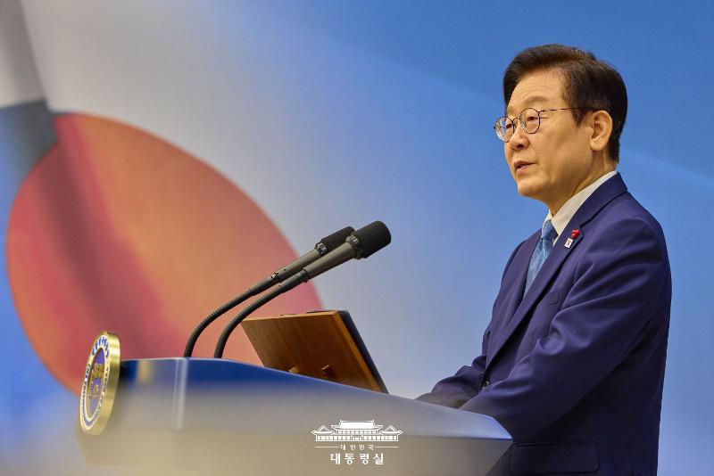 President Lee Jae Myung on Dec. 29 began his first day of work at Cheong Wa Dae, with his office officially returned to the former presidential compound in Seoul's Jongno-gu District about seven months after his inauguration. He is shown on Dec. 26 speaking at the Office of the President in Seoul's Yongsan-gu District at a luncheon for the relatives of those killed in the line of duty. (Office of the President)  