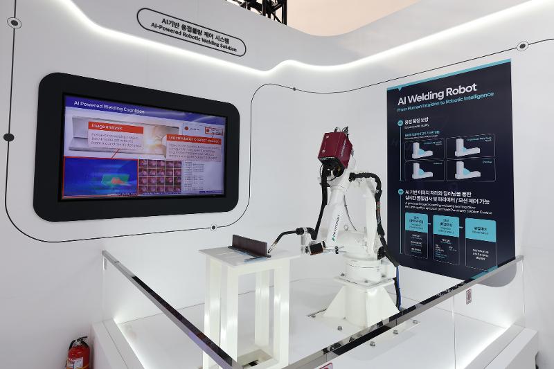The country's investment in research and development last year eclipsed 5% of gross domestic product, the second-highest rate in the world. Shown is HD Hyundai's artificial intelligence-based system on Oct. 29 to control welding defects at K-Business Square in Gyeongju, Gyeongsangbuk-do Province, during the Asia-Pacific Economic Cooperation forum. (Park Dae Jin)