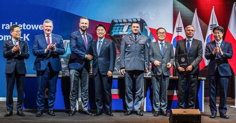 Presidential Chief of Staff Kang Hoon-sik (fourth from left) on Dec. 29 shakes hands with Polish Deputy Prime Minister and Minister of National Defence Wladyslaw Kosiniak-Kamysz at the signing ceremony for the third executive agreement on the supply of Korea's Chunmoo guided missiles at the Polish Army Museum in Warsaw. From left are Hanwha Aerospace CEO and President Son Jae-il; Polish Secretary of State at the Ministry of National Defence Pawel Bejda; (from fifth from left) Maj. Gen. Artur Kuptel (fifth from left), head of the Polish Armaments Agency; Defense Acquisition Program Administration Minister Lee Yong Cheol; and Won Jong-dae, head of the Office of Military Resources Management at the Ministry of National Defense. (Hanwha Aerospace)