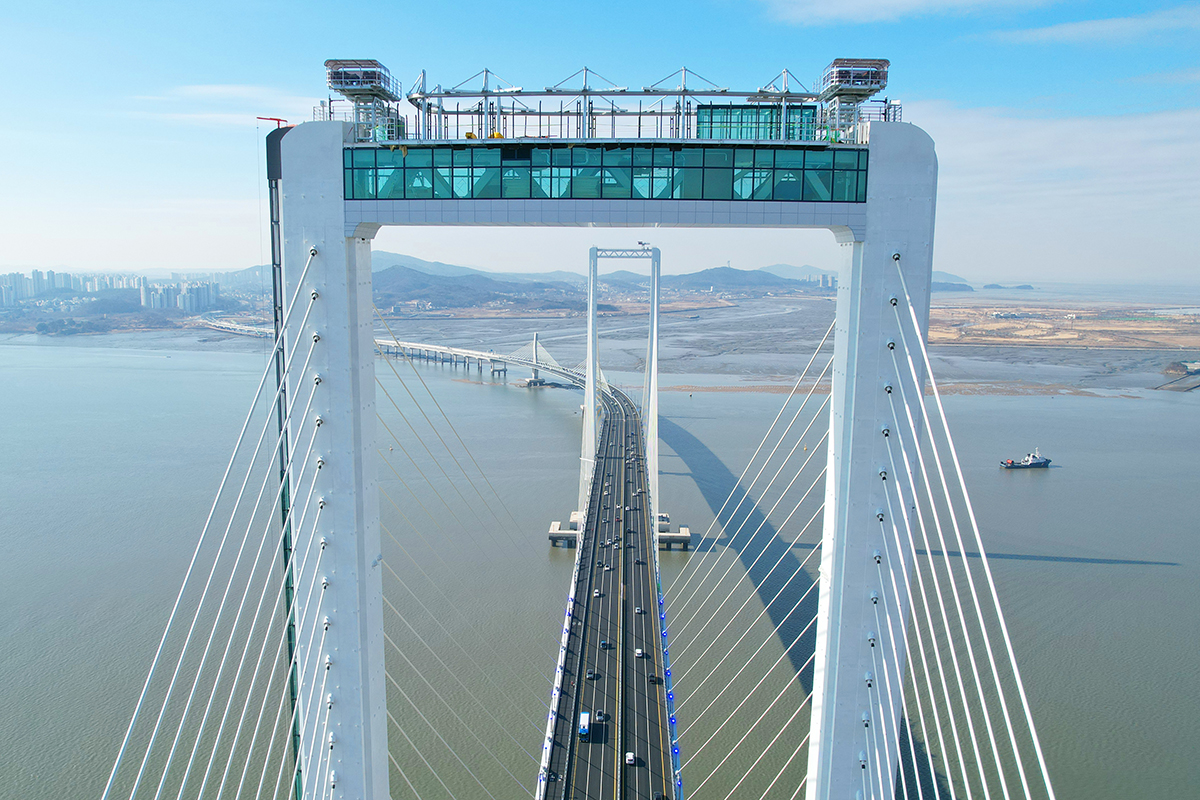 This aerial view of the Third Yeonryuk (Landing) Bridge and its observatory was taken on Jan. 6 from the sky over Incheon's Seo-gu District. 