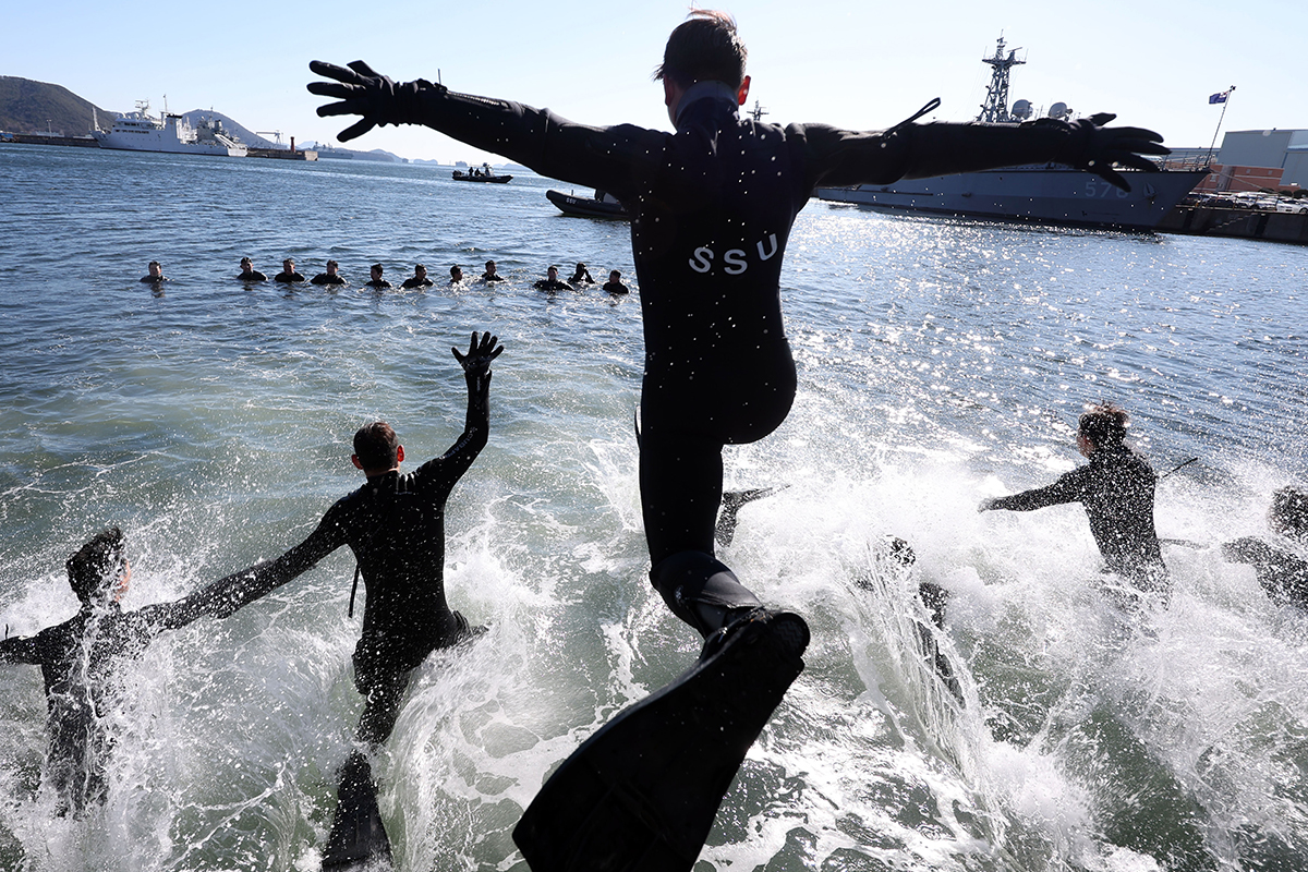 The Republic of Korea Navy's elite Sea Salvage and Rescue Unit on Jan. 22 conduct cold weather training at Jinhae Naval Base