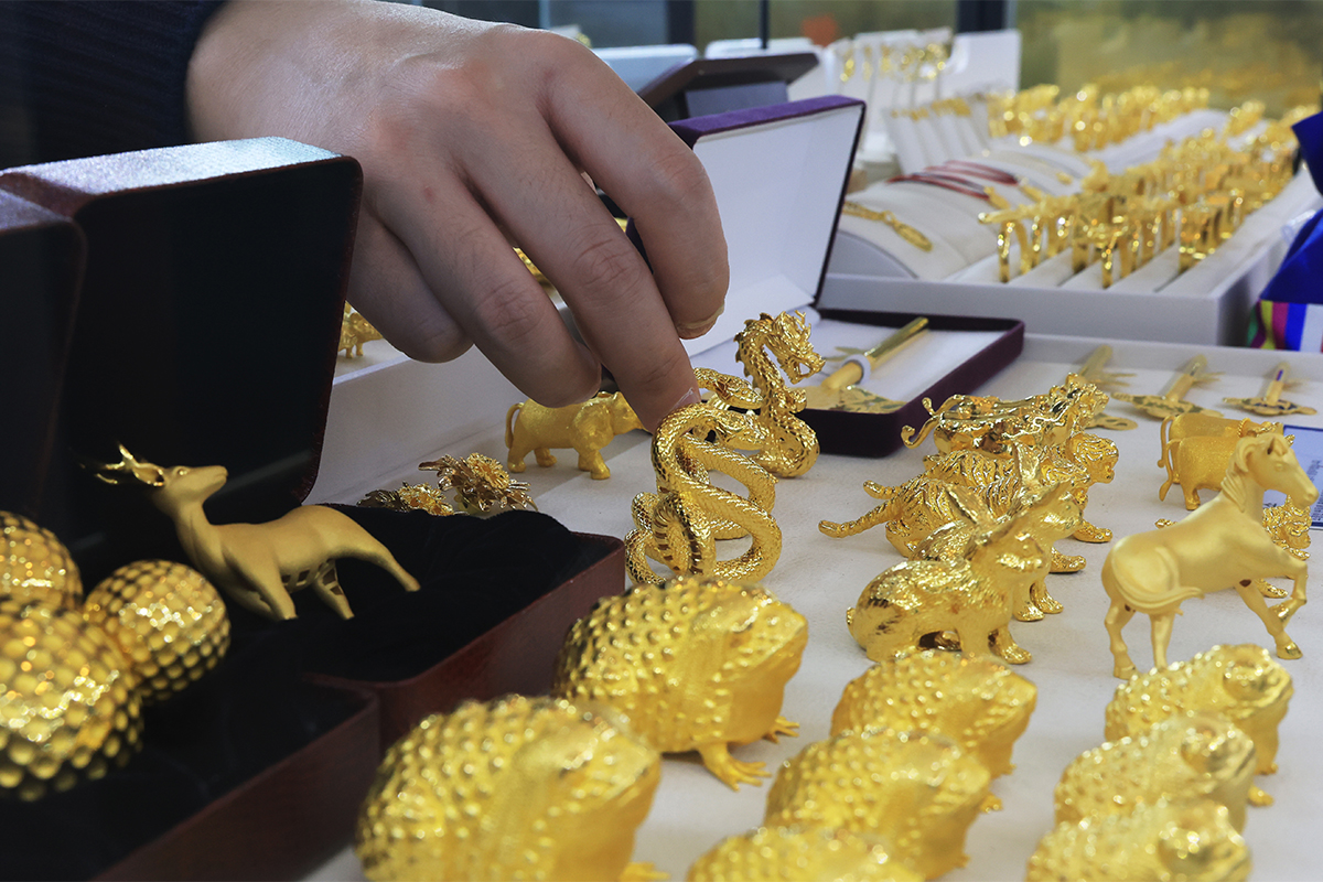 An employee at Korea Gold Exchange on Jan. 23 sorts gold products at the company's headquarters in Seoul