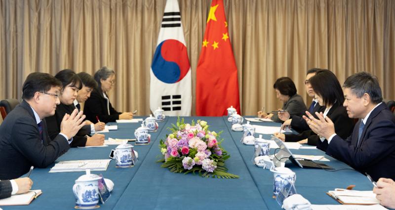 Minister of Climate, Energy and Environment Kim Sungwhan (left) on Jan. 5 holds talks with Chinese Minister of Ecology and Environment Huang Runqiu (right) at the latter’s headquarters in Beijing. (Ministry of Climate, Energy and Environment)  