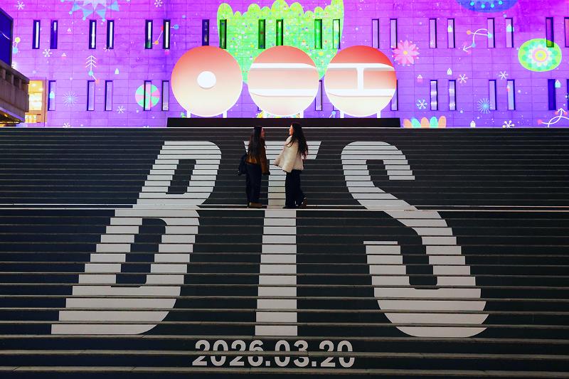 Two fans of the K-pop boy band BTS on the evening of Jan. 6 stand on the central staircase of Sejong Center for the Performing Arts in Seoul
