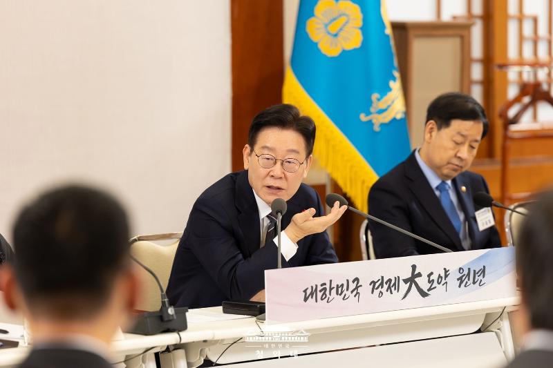 President Lee Jae Myung on Jan. 9 chairs a meeting to release a national report on economic growth strategies for 2026 at Cheong Wa Dae. (Cheong Wa Dae)