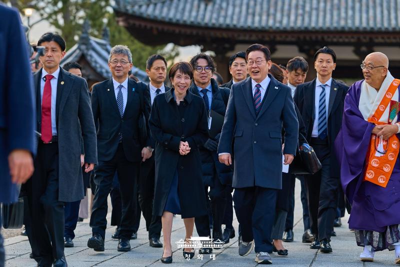 President Lee Jae Myung and Japanese Prime Minister Sanae Takaichi on Jan. 14 visit Horyuji Temple, a leading cultural heritage site in Japan's Nara Prefecture. (Cheong Wa Dae)