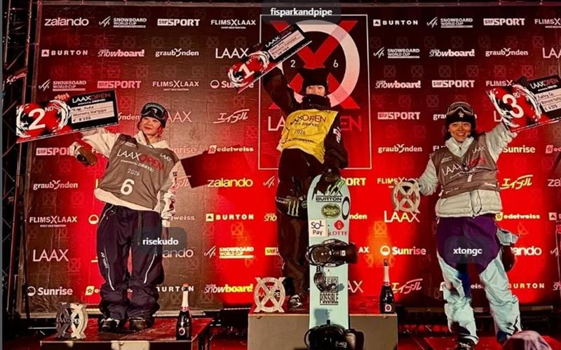 ▲ 18일 스위스 락스에서 열린 국제스키·스노보드연맹(FIS) 스노보드 월드컵 하프파이프 여자 결선에서 최가온(가운데)이 우승한 후 시상식에서 포즈를 취하고 있다. 최가온 공식 인스타그램