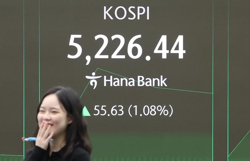 An electronic bulletin board on Jan. 22 displays the main stock market KOSPI breaking 5,200 for the first time at the dealing room of Hana Bank headquarters in Seoul's Jung-gu District. (Yonhap News)