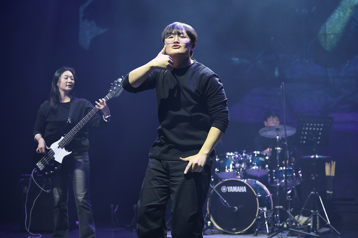 The hearing impaired band Deafvengers on Feb. 3 performs at a ceremony to mark the sixth annual Korean Sign Language Day at Modu Art Theater in Seoul