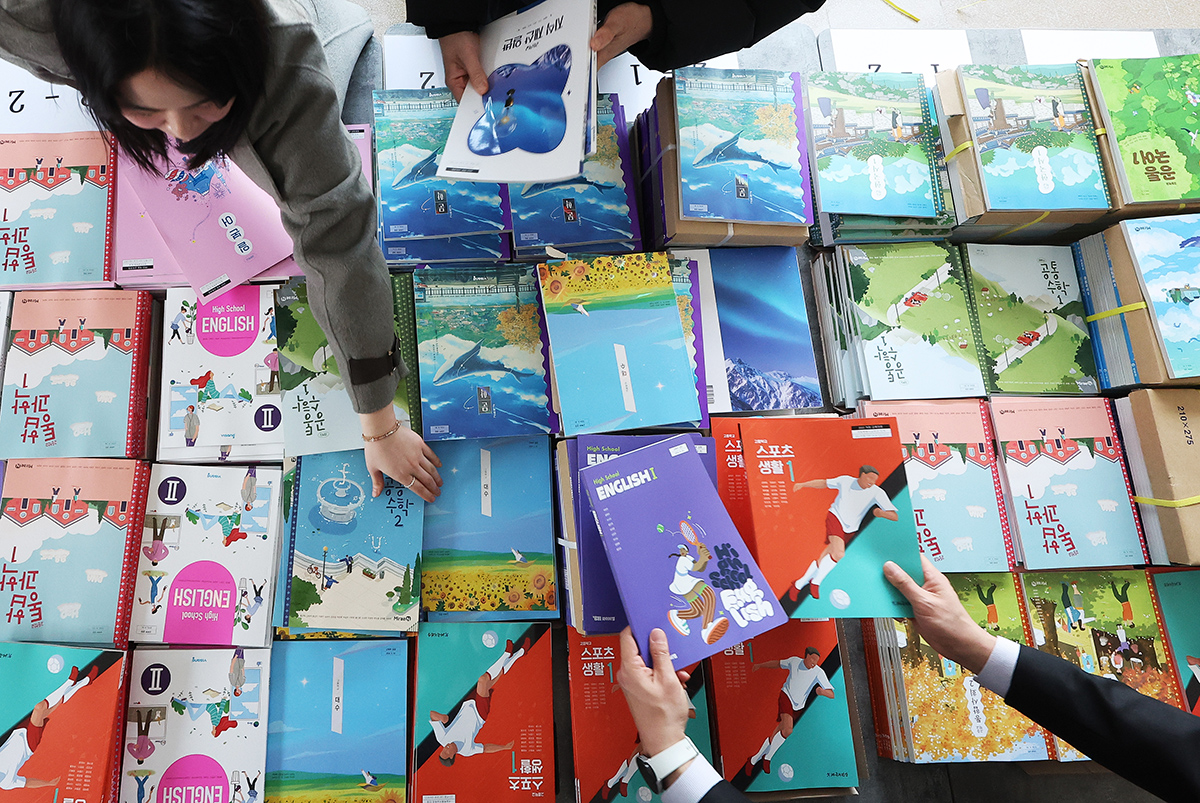 Staff at Samil Technical High School in Paldal-gu District of Suwon, Gyeonggi-do Province, on Feb. 23 prepare to distribute textbooks for the academic year starting in March.