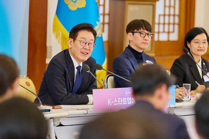 President Lee Jae Myung (left) on Jan. 30 speaks at a meeting on strategies for national job creation at Cheong Wa Dae in Seoul. (Cheong Wa Dae)   