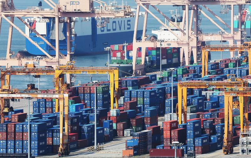 Exports in Exports last month set a record high for January by exceeding USD 60 billion for the first time. Shown are stacked containers on Aug. 7 at Pyeongtaek-Dangjin Port in Pyeongtaek, Gyeonggi-do Province. (Yonhap News)  