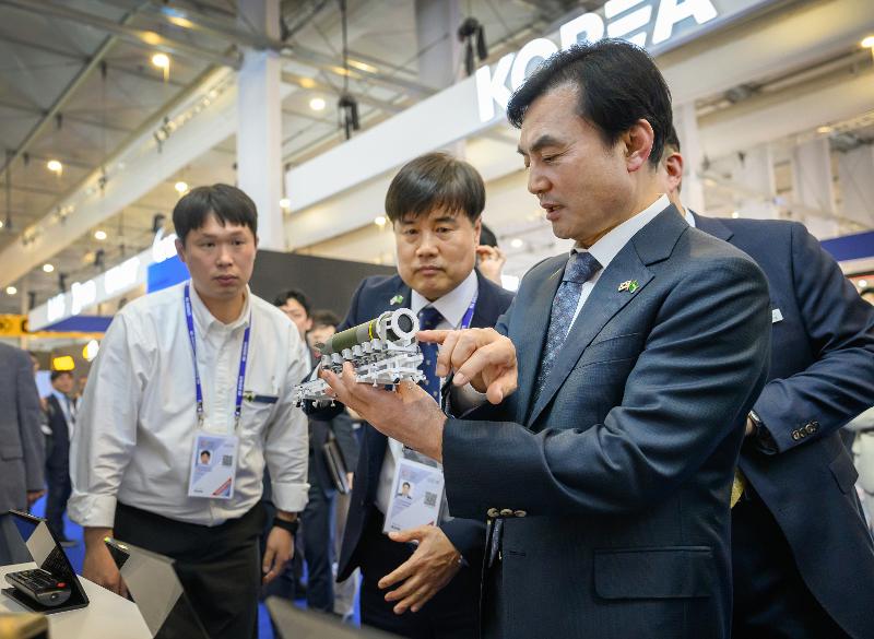 Minister of National Defense Ahn Gyu-Back on Feb. 8 looks at an item displayed at an exhibition booth of a Korean defense contractor at the World Defense Exhibition in Riyadh, Saudi Arabia. (Ministry of National Defense)    