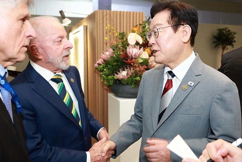 President Lee Jae Myung (right) on Nov. 22, 2025, shakes hands with Brazilian President Luiz Inacio Lula da Silva at the G20 Leaders' Summit at the Nasrec Expo Centre in Johannesburg, South Africa. (G20 organizing committee)  