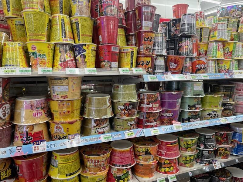 The Ministry of Food and Drug Safety has begun to seek recognition from halal certification bodies to support food exports to Islamic countries. Shown are ramyeon (instant noodles) products at a convenience store in Seoul's Jongno-gu District. (Kim Seon Ah)