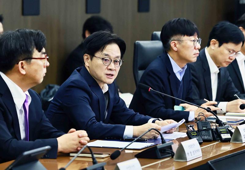 Minister of Trade, Industry and Resources Kim Jung-Kwan on Feb. 23 speaks at a meeting held at the Korea Chamber of Commerce and Industry in Seoul's Jung-gu District on responses by the public and private sectors to the U.S. Supreme Court rejecting the use of the International Emergency Economic Powers Act. (Ministry of Trade, Industry and Resources)  