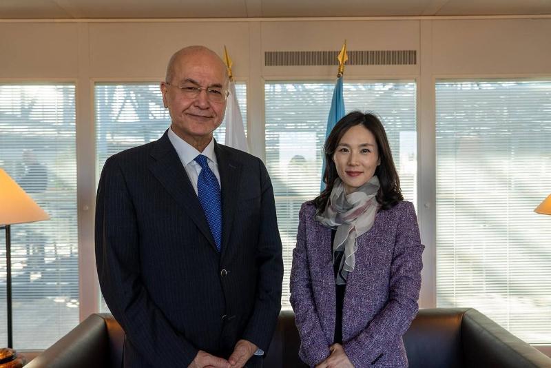 Second Vice Minister of Foreign Affairs Kim Jina on Feb. 24 takes a photo with United Nations High Commissioner for Refugees Barham Salih in Geneva, Switzerland. (Ministry of Foreign Affairs)  