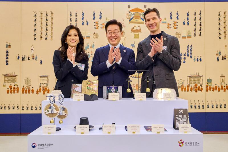 President Lee Jae Myung on Feb. 25 poses for a photo with Hotel Shilla CEO Lee Boo-jin (left) and Italian Chamber of Commerce in Korea Vice Chairman Alberto Mondi at an expanded meeting on national tourism strategy themed 