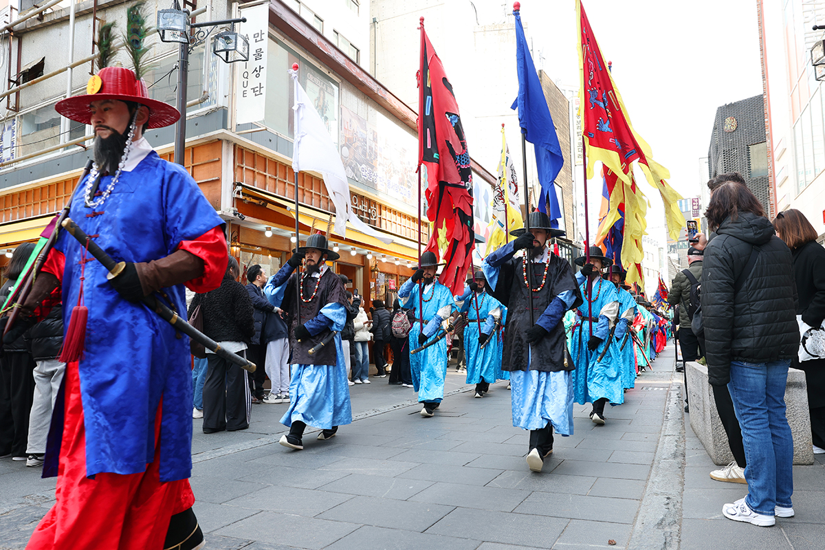 The Gyeongbokgung Palace Royal Guard Patrol Ceremony on March 8 is held on Insadong Cultural Street in Seoul's Jongno-gu District.