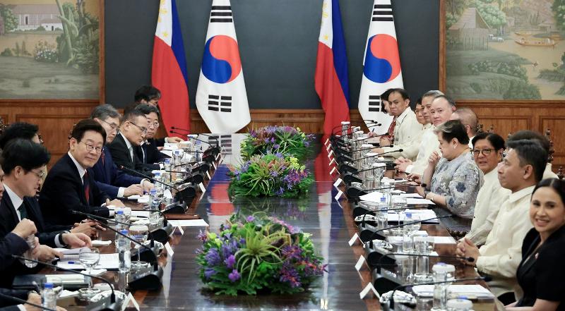 President Lee Jae Myung and Philippine President Ferdinand Marcos Jr. on March 3 hold an extended summit at the presidential office of Malacanang Palace in Manila. (Yonhap News)  