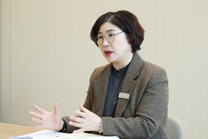 Lee Hoe Sook, director of the Family and Culture Department at Gimpo City Hall, on March 4 at her city's administrative office explains the process of sending enrollment notices given the risk to foreign children in an interview with Korea.net. (Park Dae Jin)  