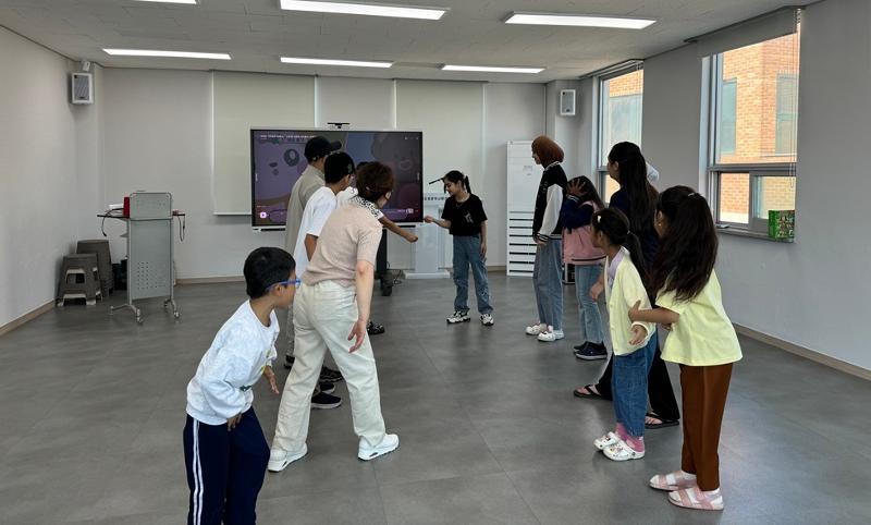 Foreign students at Gimpo Intercultural Exchange Center in Gimpo, Gyeonggi-do Province, take part in a Korean-language class. (Gimpo Intercultural Exchange Center)