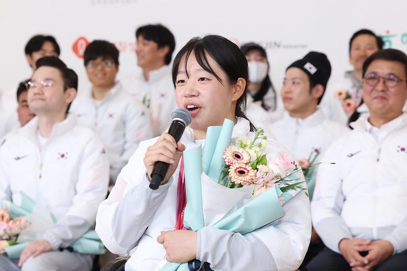 Kim Yunji, wearing the record five medals -- two gold and three silver -- she won at the Milan Cortina Winter Paralympics, on March 17 speaks after being picked MVP of the national team at the disbanding cermony at Terminal 2 of Incheon International Airport. (Park Dae Jin)  