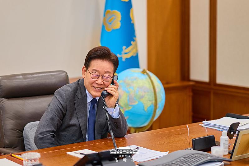 President Lee Jae Myung on March 24 speaks on the phone with New Zealand Prime Minister Christopher Luxon at Yeomingwan, the administrative office building of Cheong Wa Dae. (Cheong Wa Dae)