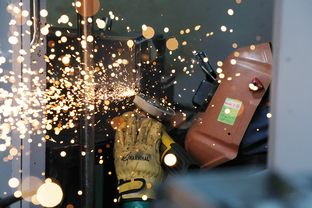 A welding contestant at the Seoul Skills Competition on April 7 performs a task at Seoul Technical High School in Seoul's Dongjak-gu District.