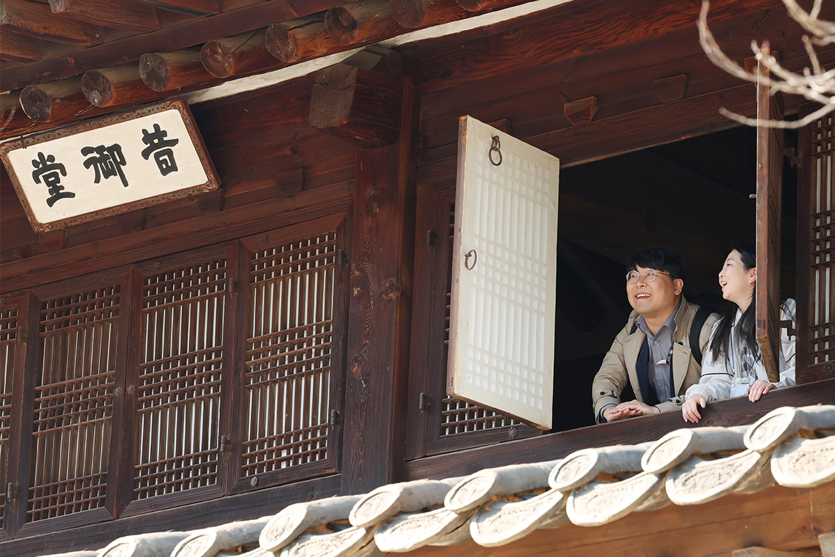 Visitors on a tour of the interior of Seogeodang Hall at Deoksugung Palace in Seoul's Jung-gu District on April 8 look at the spring scenery of the palace from a window on the building's top floor.