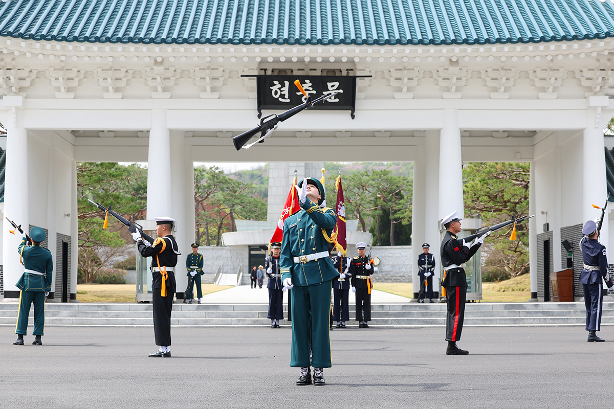 The honor guard of the Ministry of National Defense on April 14 puts on a drill demonstration at a regular military honor guard ceremony at Seoul National Cemetery in Seoul's Dongjak-gu District.