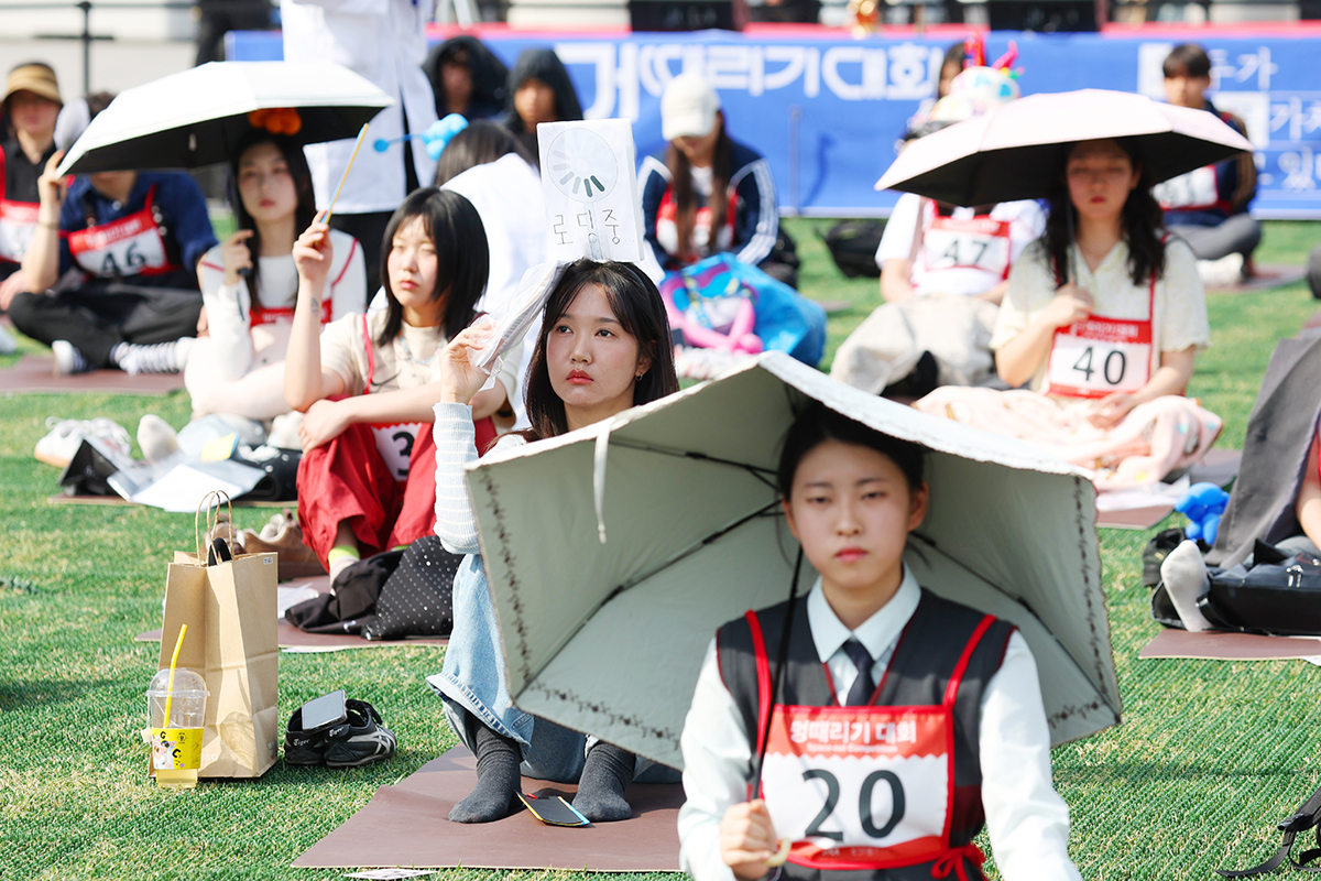 Contestants in the 10th annual Space-out Competition on April 14 blank out at Gwanghwamun Square in Seoul.