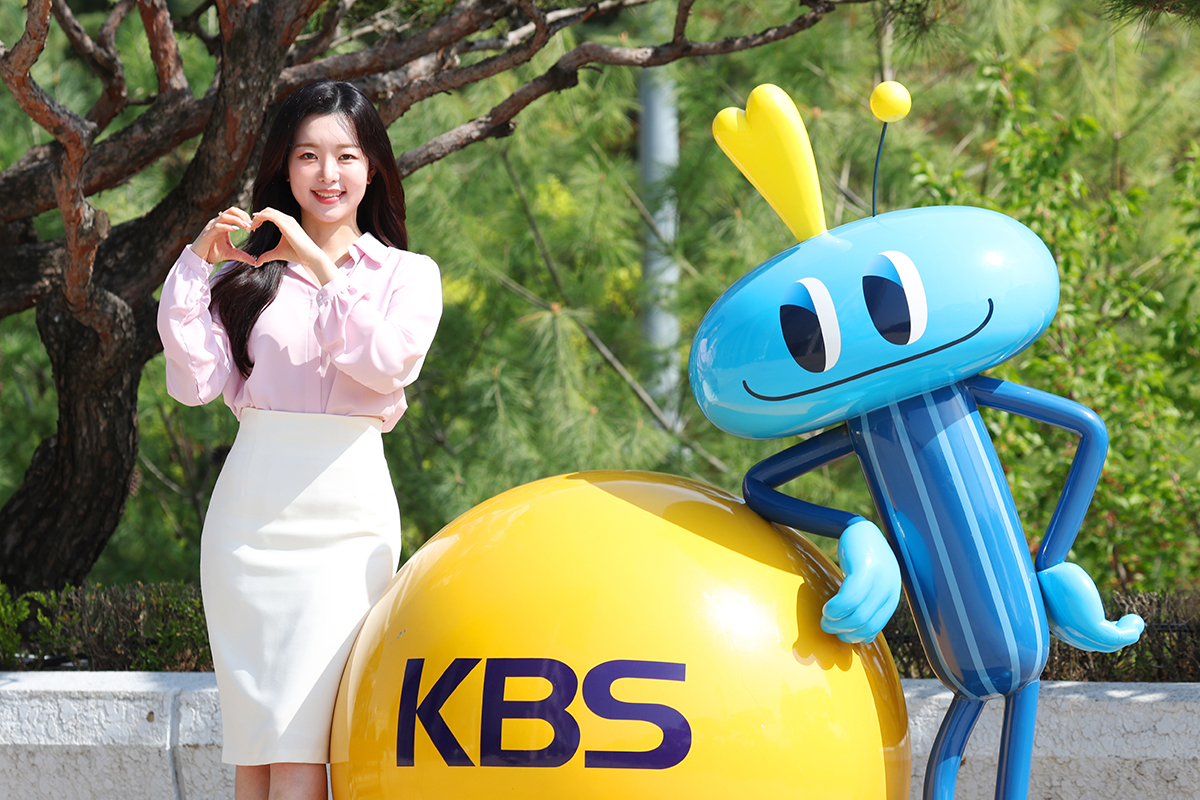 Roh Heeji on April 15 poses for the camera.