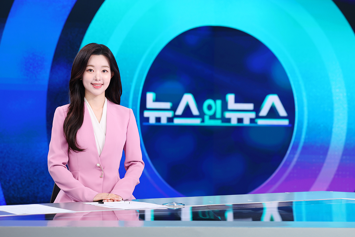 KBS news announcer Roh Heeji on April 15 poses for the camera at her KBS studio before her interview with Korea.net.
