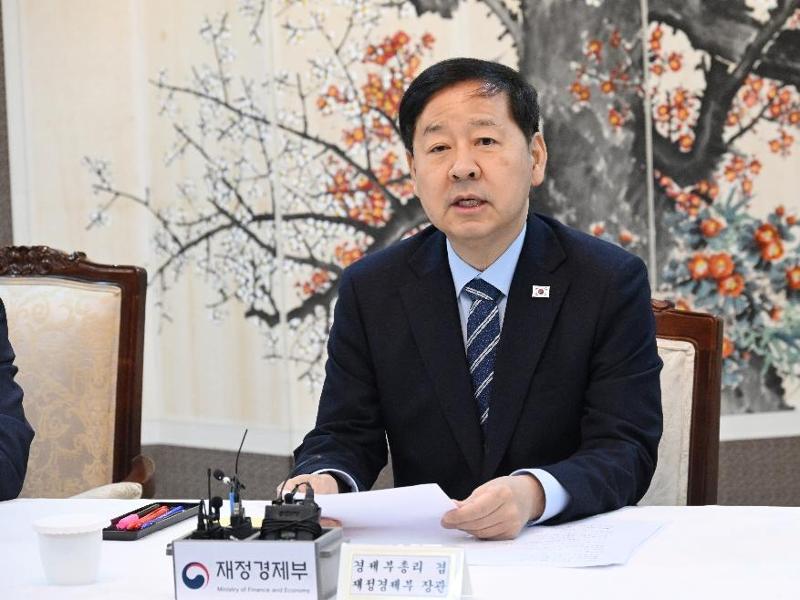Deputy Prime Minister and Minister of Finance and Economy Koo Yun Cheol on April 1 speaks at a macroeconomy, fiscal and monetary meeting at Government Complex-Seoul in the capital's Jongno-gu District. (Ministry of Finance and Economy)  