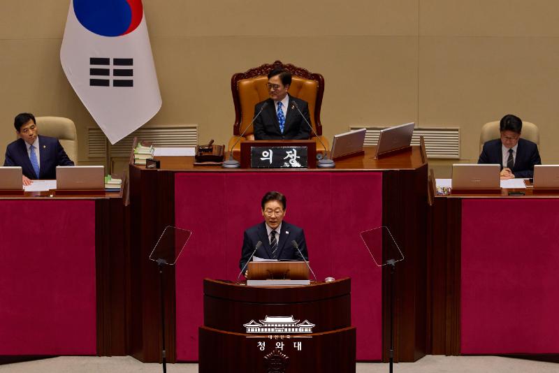 President Lee Jae Myung (center in front row) on April 2 gives a policy speech on the supplementary budget bill at the National Assembly in Seoul's Yeongdeungpo-gu District. (Cheong Wa Dae)  