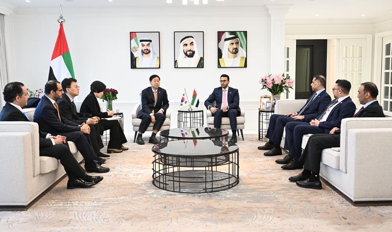 Deputy Prime Minister and Minister of Economy and Finance Koo Yun Cheol (fifth from right) on April 3 holds a meeting with the ambassadors of the six member countries of the Gulf Cooperation Council at the official residence of UAE Ambassador to Korea Abdulla Saif Al Nuaimi (fourth from left) in Seoul. (Ministry of Finance and Economy)  