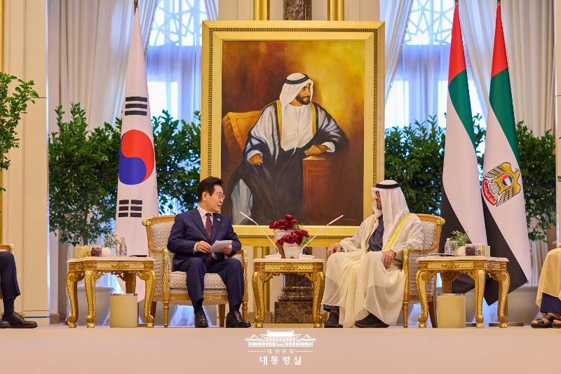 President Lee Jae Myung, during his state visit to the United Arab Emirates (UAE), on Nov. 18, 2025, attends a summit with UAE President Mohamed bin Zayed Al Nahyan at the presidential palace Qasr Al Watan in Abu Dhabi. (Cheong Wa Dae)